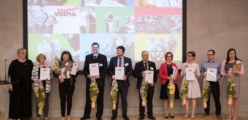 Työelämäpalkinnon saajat palkittiin Tahdonvoimaa työhyvinvointiin -työelämätapahtumassa 9.5.2017. Kuva: Robert Örthén. Työelämäpalkinnon saajat palkittiin Tahdonvoimaa työhyvinvointiin -työelämätapahtumassa 9.5.2017. Kuva: Robert Örthén.