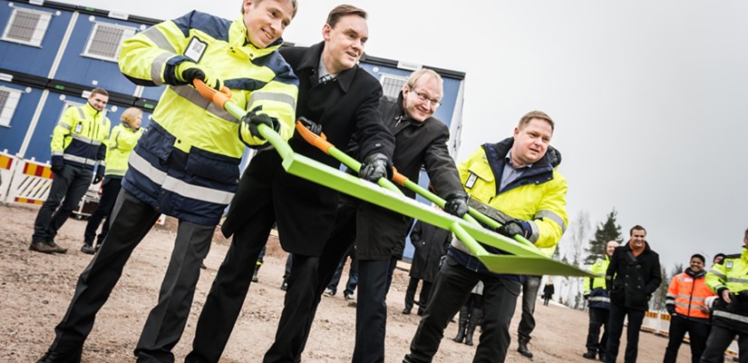 Lapionpiston Aviabulervardin työmaalla tekivät Skanska Oy:n toimialajohtaja Jarkko Muurimäki, Vantaan apulaiskaupunginjohtaja Juha-Veikko Nikulainen, Lentoasemakiinteistöt Oyj:n toimitusjohtaja Antti Ala-Heikkilä ja johtaja Antti Nousiainen Skanska CDF Oy:stä. Lapionpiston Aviabulervardin työmaalla tekivät Skanska Oy:n toimialajohtaja Jarkko Muurimäki, Vantaan apulaiskaupunginjohtaja Juha-Veikko Nikulainen, Lentoasemakiinteistöt Oyj:n toimitusjohtaja Antti Ala-Heikkilä ja johtaja Antti Nousiainen Skanska CDF Oy:stä.