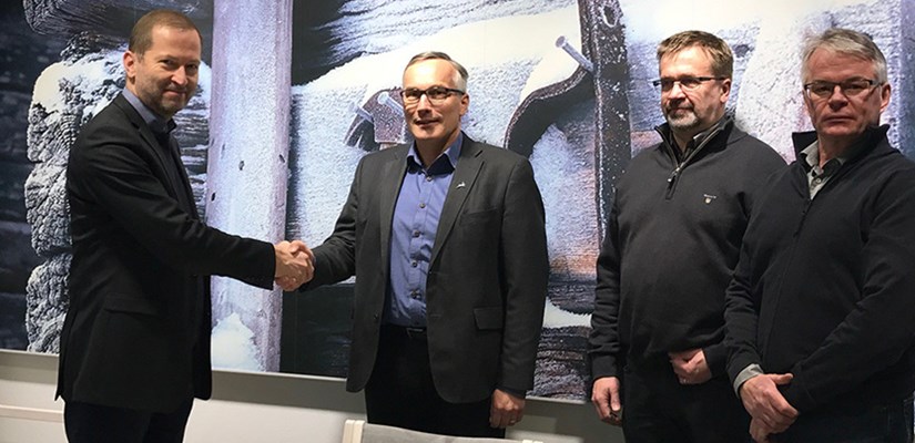 Kuvassa vasemmalta Skanska Asfaltin toimitusjohtaja Jyrki Karinen, Liikenneviraston projektipäällikkö Keijo Heikkilä, Skanska Asfaltin työmaapäällikkö Hannu Ekonoja ja Skanska Asfaltin tuotantopäällikkö Vesa Räme. Kuvassa vasemmalta Skanska Asfaltin toimitusjohtaja Jyrki Karinen, Liikenneviraston projektipäällikkö Keijo Heikkilä, Skanska Asfaltin työmaapäällikkö Hannu Ekonoja ja Skanska Asfaltin tuotantopäällikkö Vesa Räme.