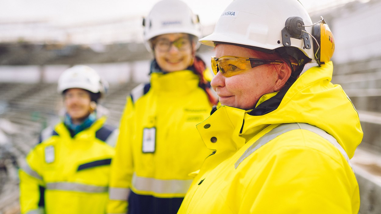 Skanskalaiset naiset ja miehet tekevät yhteistyötä työmaalla.