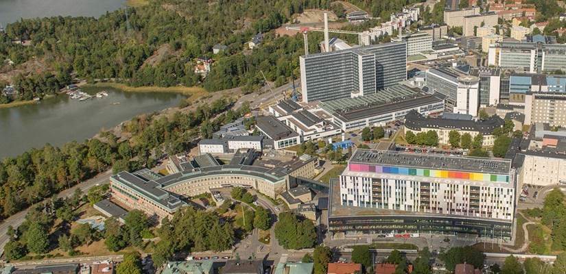 Ilmakuvassa näkyy vasemmalla entinen Lastenklinikka eli tuleva Puistosairaala. Oikealla puolella on Uusi lastensairaala. Kuva: HUS.