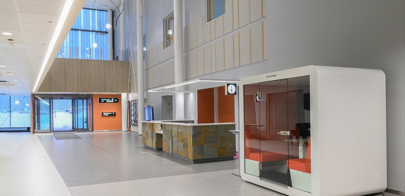 Kainuun uuden sairaalan aula on avara ja luonnonvaloa hyödynnetään mahdollisimman paljon. Kuva: Kainua-allianssi
