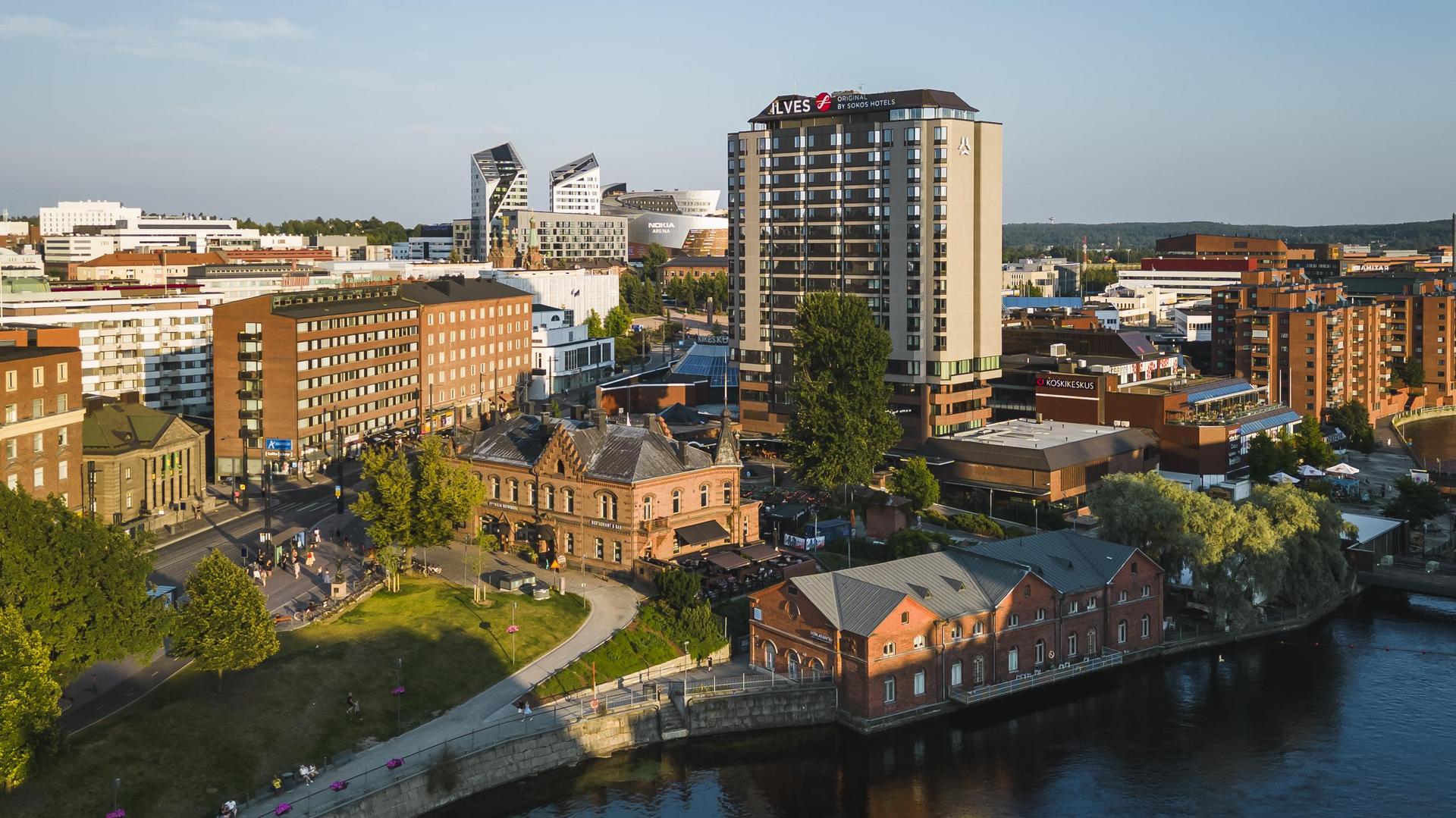 Sokos Hotel Ilves Tammerkoskelta päin kuvattuna