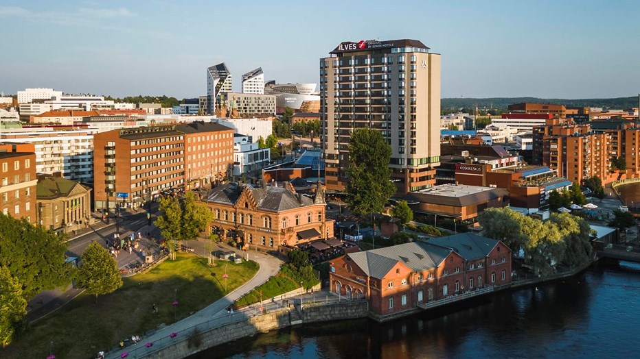 Tammerkosken rannalle vuonna 1986 valmistunut perinteikäs Original Sokos Hotel Ilves uudistui tulevaisuutta varten. Rakenteellisten ja taloteknisten järjestelmien peruskorjauksen yhteydessä myös hotellihuoneet ja ravintola- ja kokoustilat uusittiin. Muodonmuutoksen kruunaa uusi kattoterassi. Sokos Hotel Ilves Tammerkoskelta päin kuvattuna