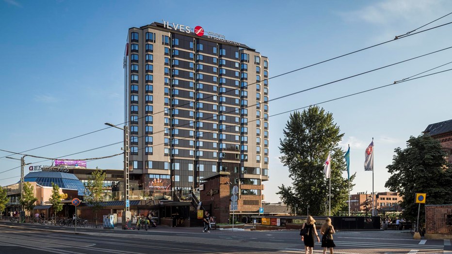 Tampereen ikoninen Original Sokos Hotel Ilves on tuotu taloteknisiltä olosuhteiltaan ja energiatehokkuudeltaan tähän päivään. Tampereen ikoninen Original Sokos Hotel Ilves on tuotu taloteknisiltä olosuhteiltaan ja energiatehokkuudeltaan tähän päivään.