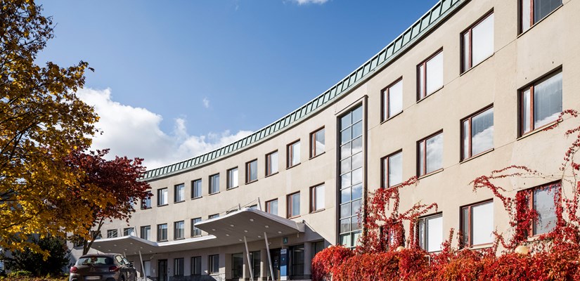 Puistosairaala on peruskorjattu vanhaa henkeä kunnioittaen. Kuva: Kuvatoimisto Kuvio Oy. Meilahden Puistosairaalan julkisivu