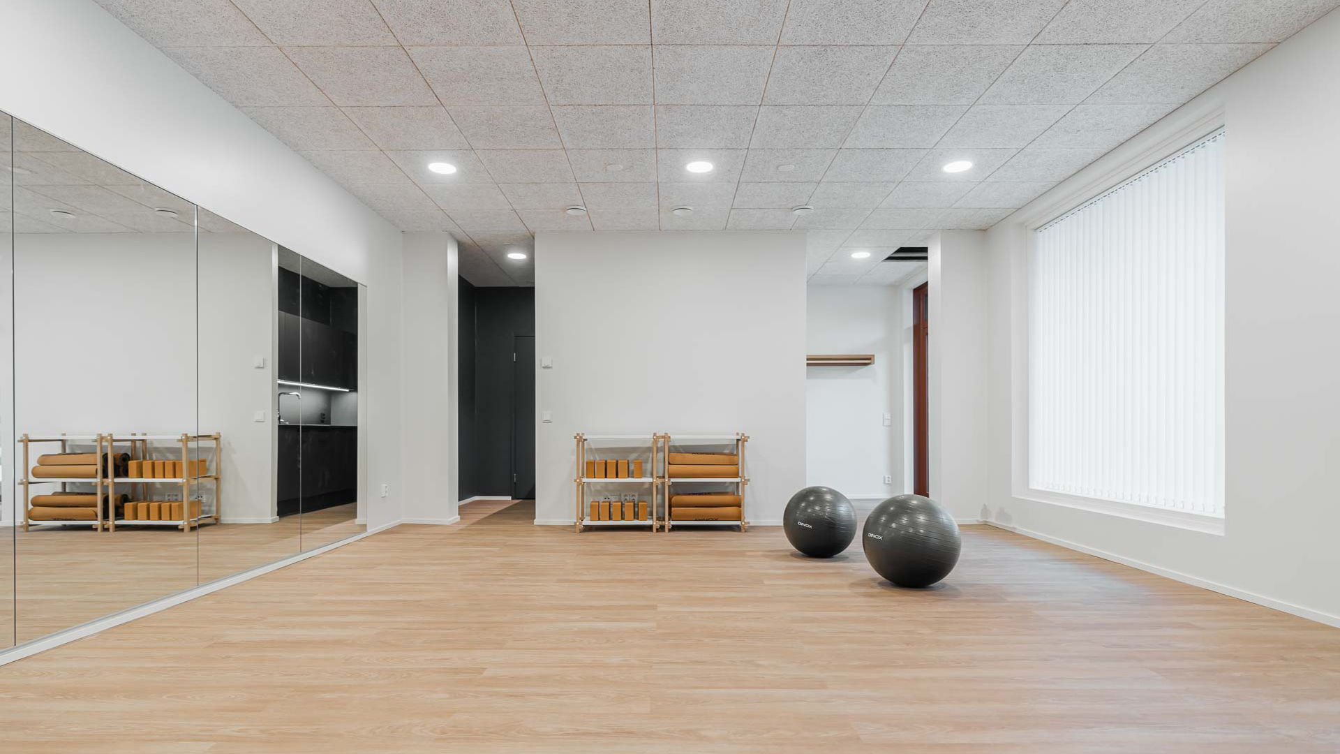 Talon suojaisan sisäpihan tasossa sijaitsee yhteiskäyttötiloja: muun muassa yhteinen pesula, liikuntaan sopiva tila ja etätyöskentelyyn sopiva kerhohuone sekä neuvottelutilaa.