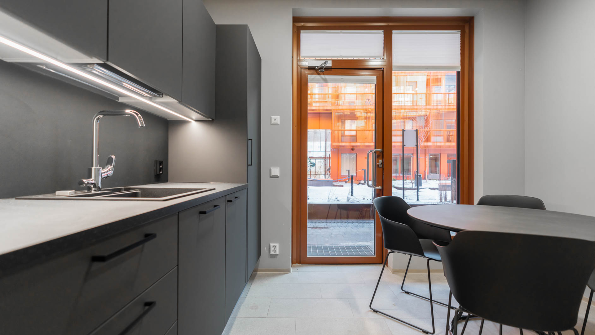 Talon suojaisan sisäpihan tasossa sijaitsee yhteiskäyttötiloja: muun muassa yhteinen pesula, liikuntaan sopiva tila ja etätyöskentelyyn sopiva kerhohuone sekä neuvottelutilaa.