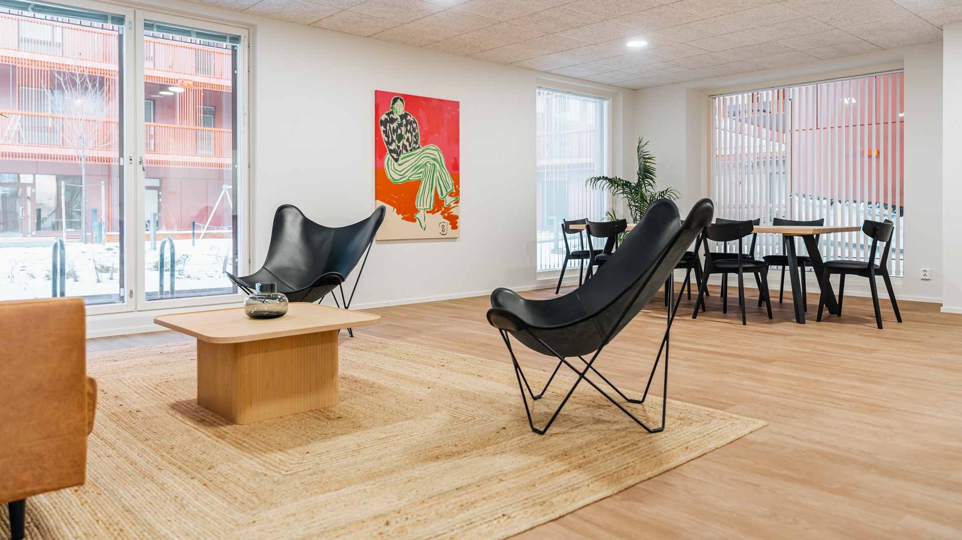 Talon suojaisan sisäpihan tasossa sijaitsee yhteiskäyttötiloja: muun muassa yhteinen pesula, liikuntaan sopiva tila ja etätyöskentelyyn sopiva kerhohuone sekä neuvottelutilaa.