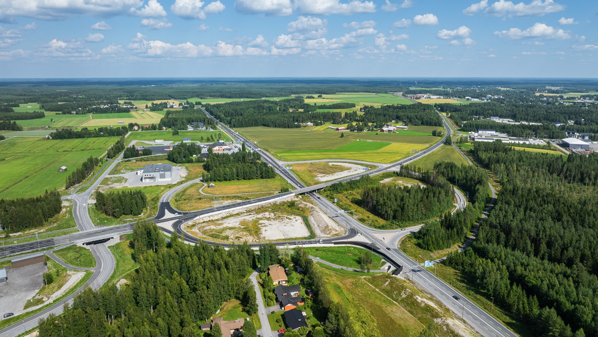 Hankkeessa uudistettiin myös Pedersören alueen kevyen liikenteen väyliä, jotta kulkeminen olisi turvallisempaa työmatkalaisille ja esimerkiksi alueen kouluihin ja päiväkoteihin. 