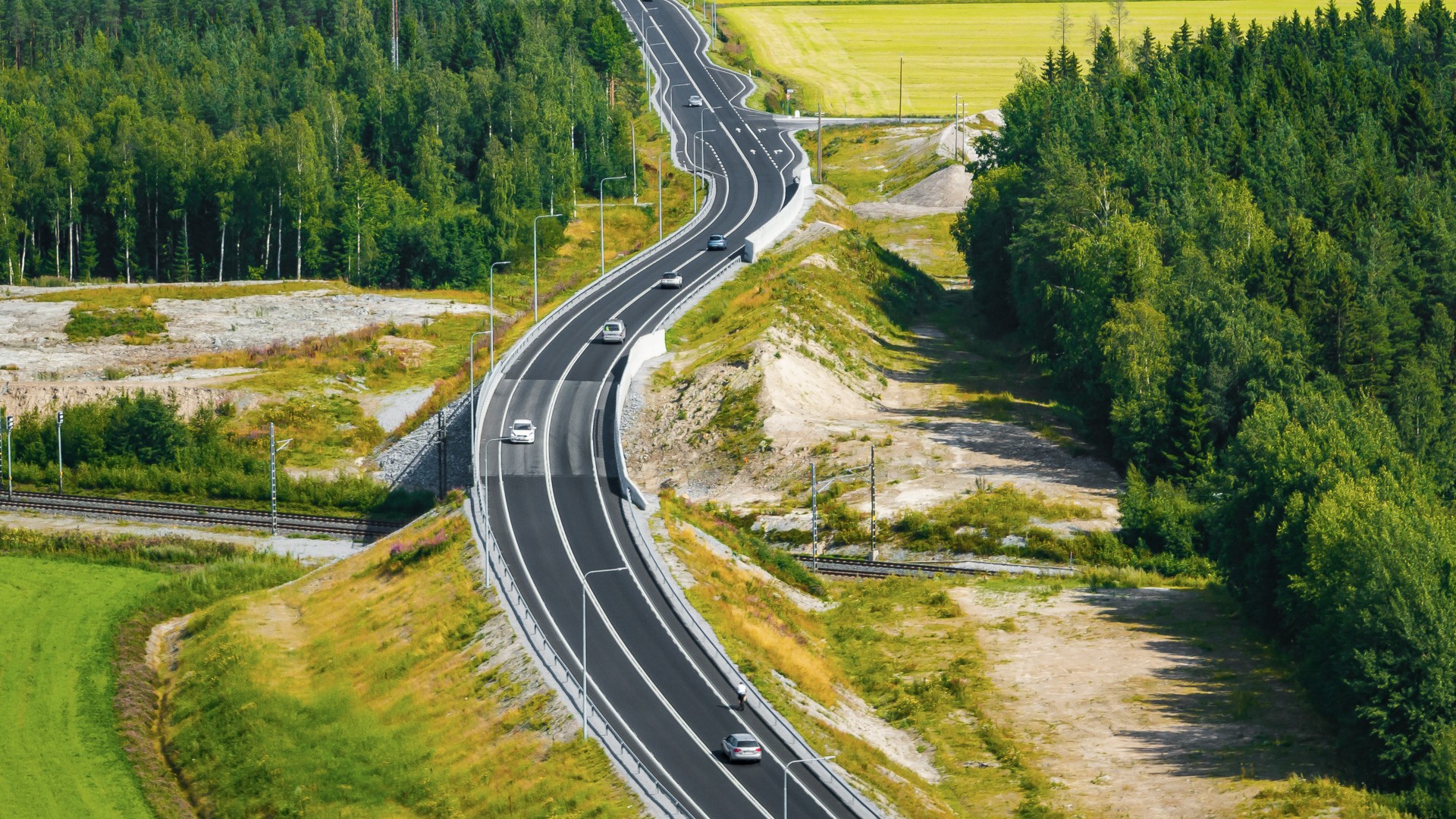 Uusi rautatien ylittävä silta.