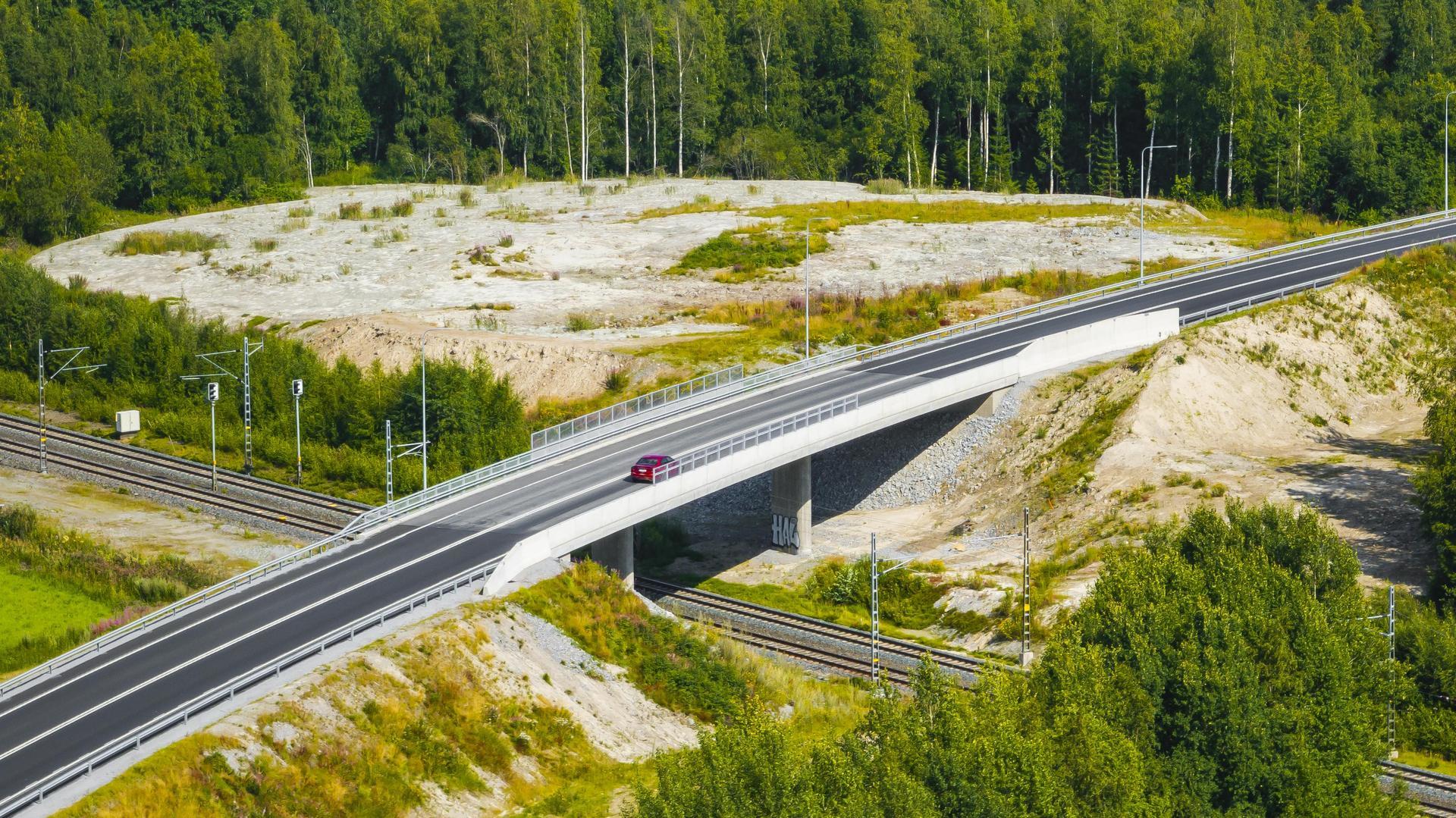 Kantatielle 68 rakennettiin Kolppiin uusi rautatien ylikulkusilta.