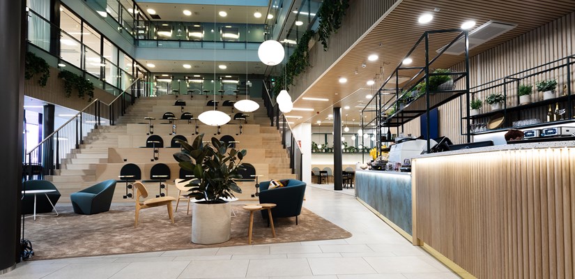 Uudistettu M177:n aula. Skanska / Vertti Luoma,Tailorframe Uudistettu aulatila