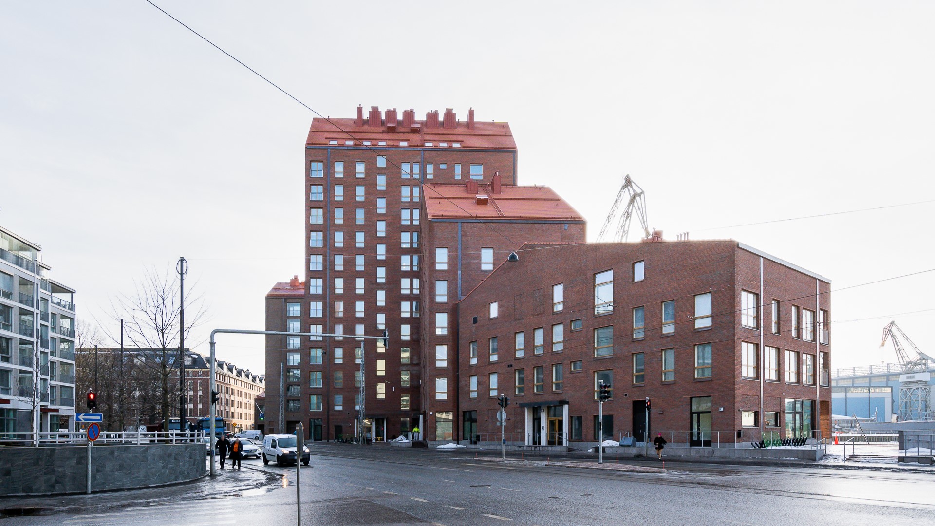 Korkeimmillaan asuinrakennukset kohoavat kahteentoista kerrokseen. 