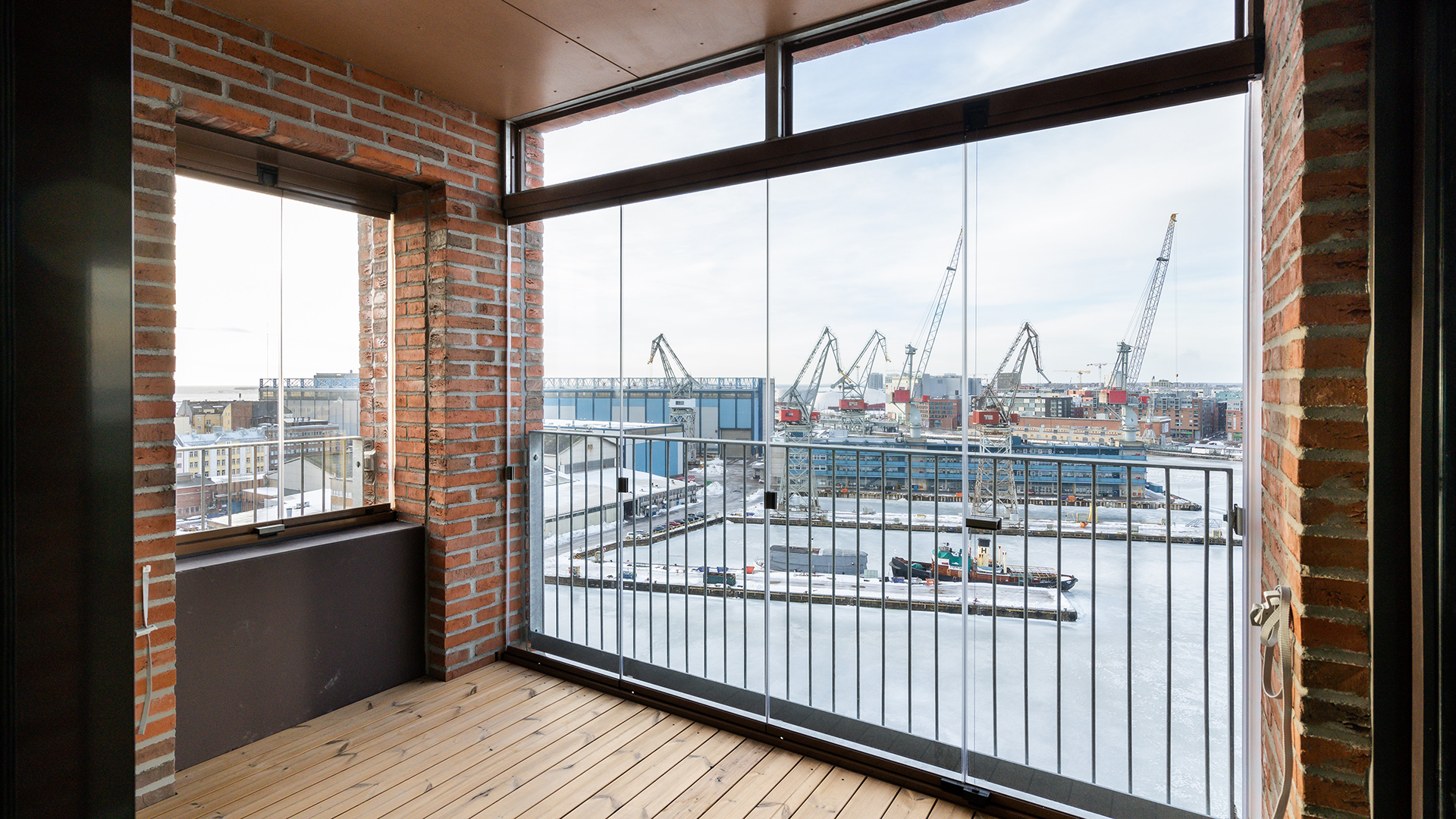 Telakkarannassa asutaan meren äärellä, mutta silti aivan keskustan kupeessa julkisen liikenteen ja palveluiden välittömässä läheisyydessä.