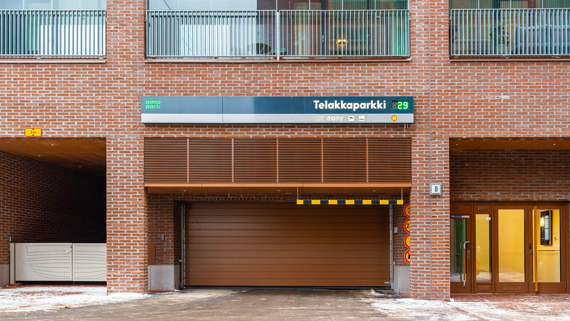 Korttelin alle on rakennettu alueen yhteinen parkkihalli, Telakkaparkki.