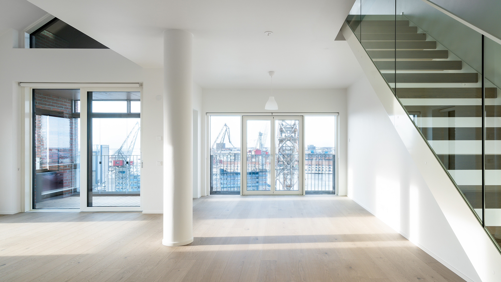 Kodeista löytyy monenlaisia, arkkitehtuuriltaan erilaisia ratkaisuja, kuten esimerkiksi kolmen metrin huonekorkeuksia, katosta lattiaan ulottuvia ikkunoita, kahden parvekkeen huoneistoja, kaltevia kattoja ja uniikkeja, kaksikerroksisia asuntoja. 