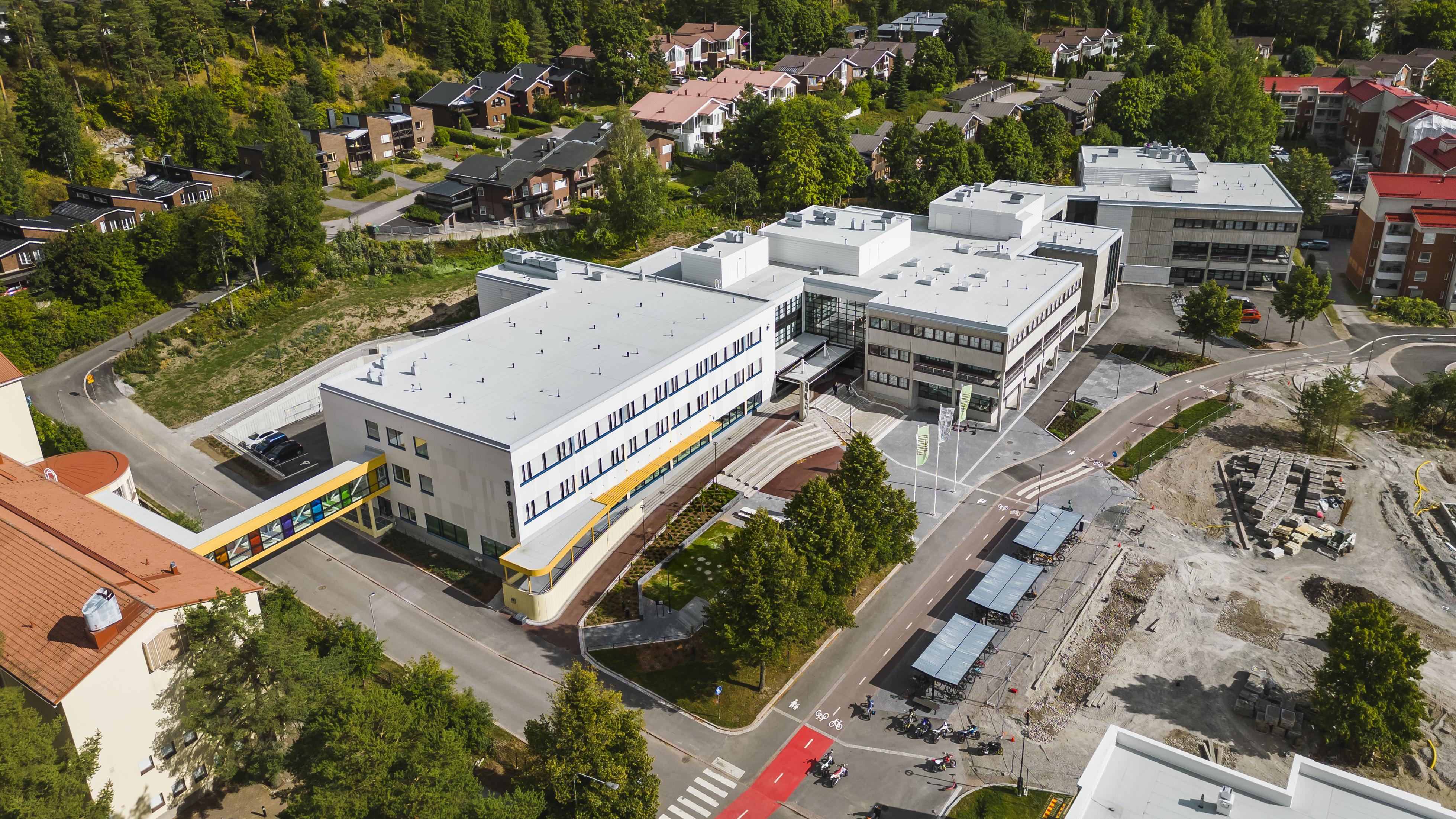 Terijoenkatu 7:n uudisrakennuksen sekä viereisen Kannaksen lukiorakennuksen välille rakennettiin yhdyskäytävä helpottamaan liikkumista ja tilojen yhteiskäyttöä. 