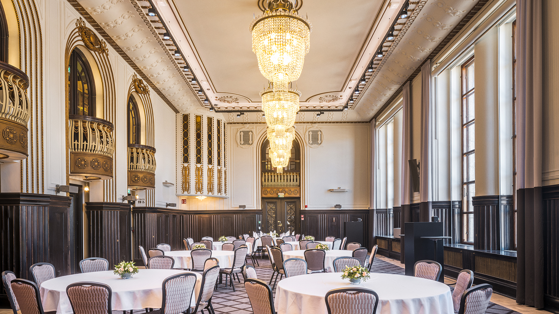 Grand Hansa -hotellissa on muun muassa 224 huonetta, katettava talvipuutarha sekä juhla- ja kokoustiloja.