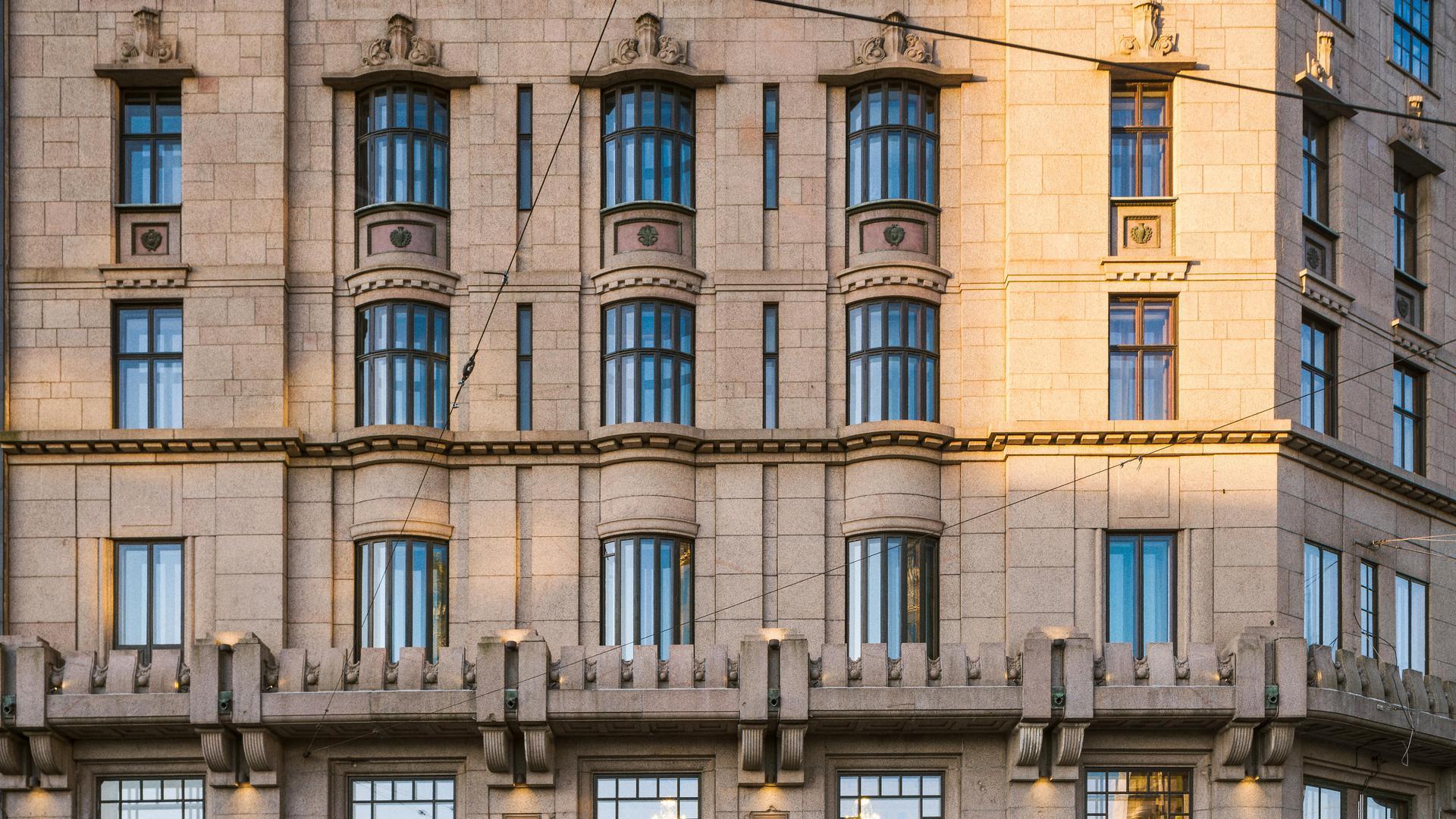 Uuden Ylioppilastalon ja Hotelli Seurahuoneen rakennukset ovat suojeltuja, joten korjaus- ja uudistustyötä tuli tehdä vanhoja rakenteita kunnioittaen. 