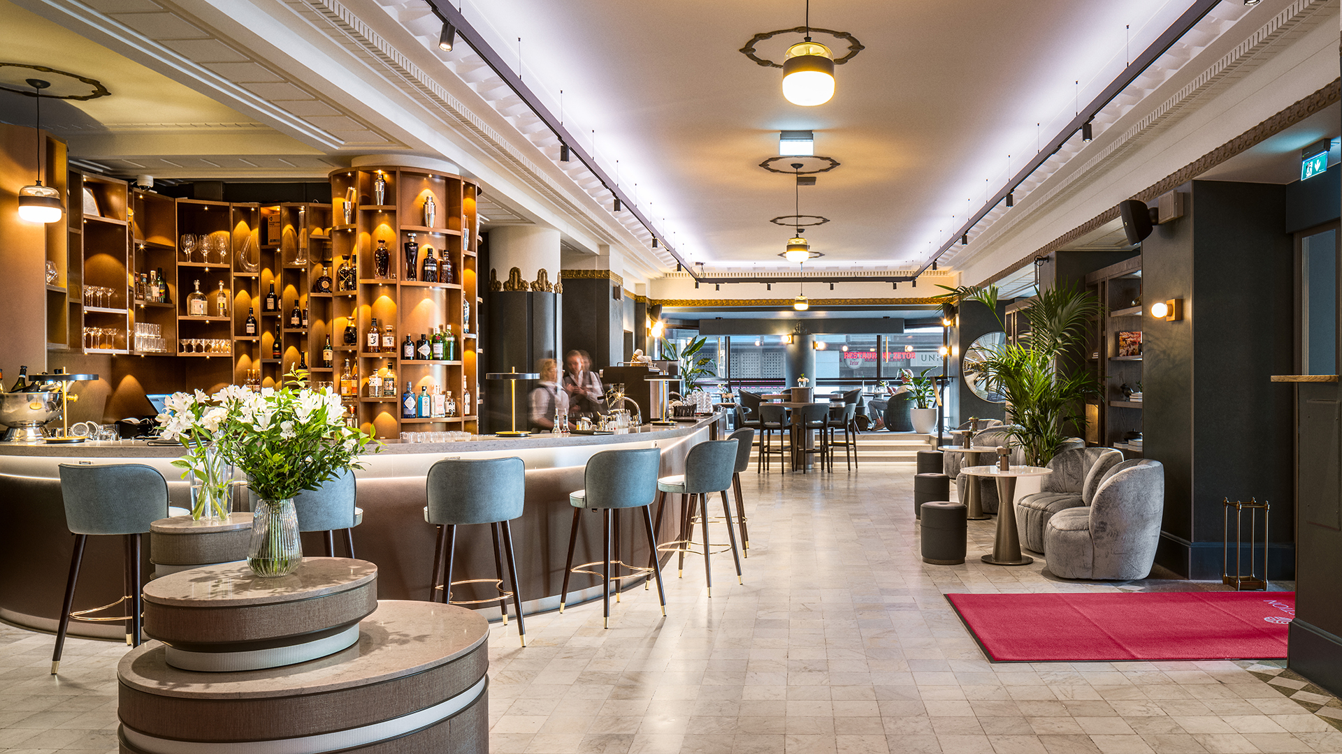 Hotellista löytyy laajat ravintolapalvelut, esimerkiksi kaikille avoin kaksikerroksinen terassiravintola seitsemännessä kerroksessa. 