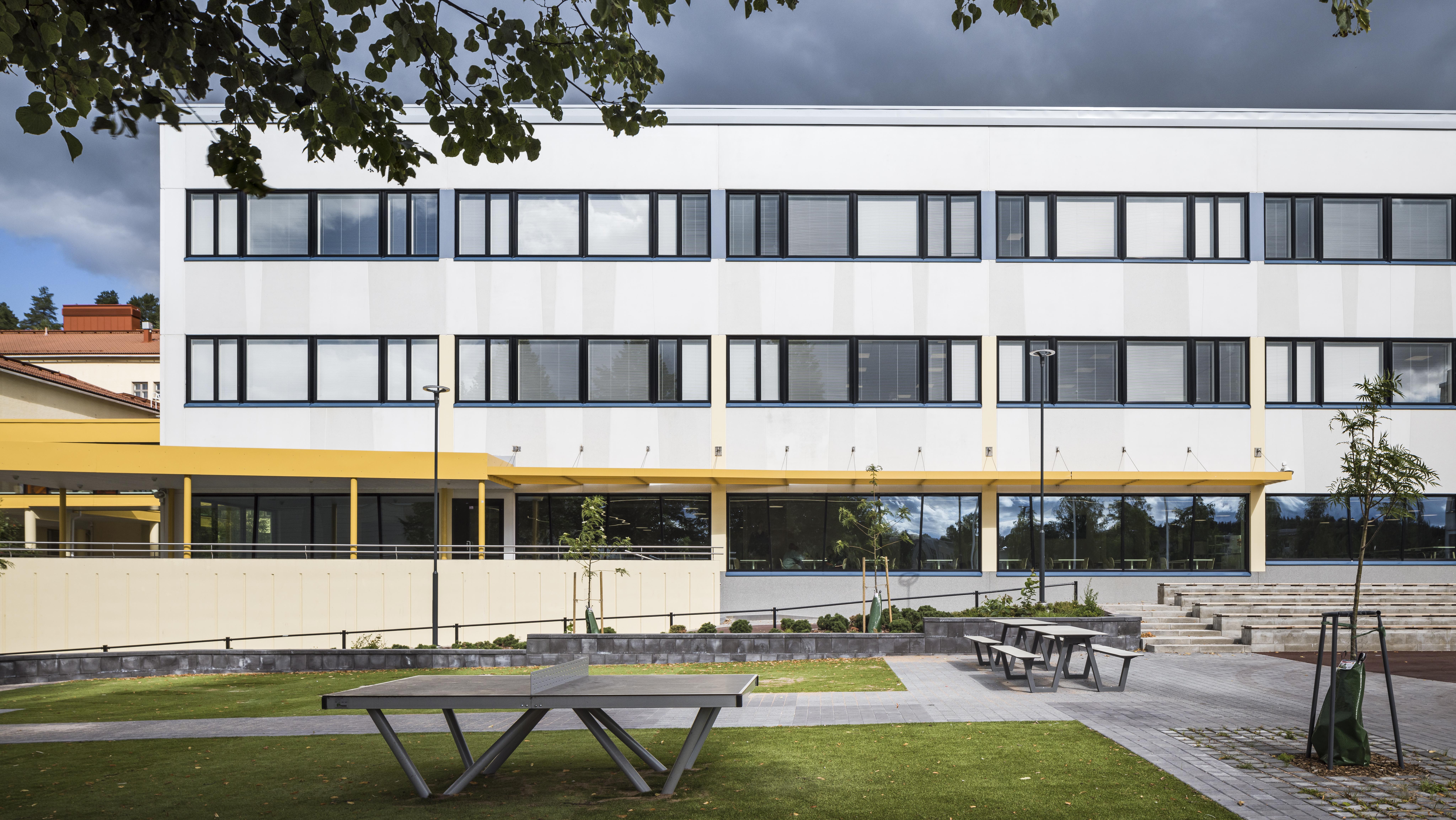 Rakensimme uudisosan Terijoenkatu 7:ään, joka yhdistyy yhdyskäytävällä viereiseen Kannaksen lukioon..