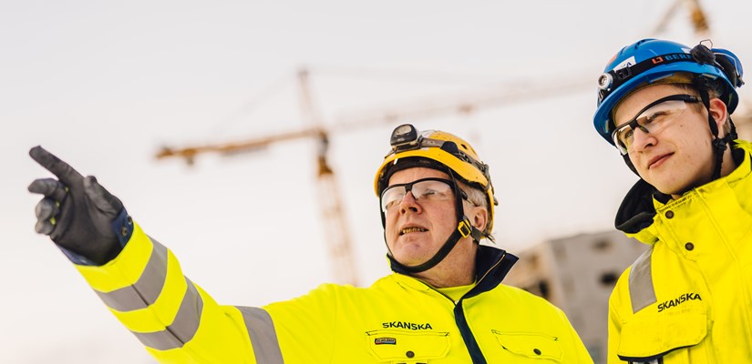 Skanskan 2+1 valmennusmallissa vanhemmat ammattilaiset pääsevät siirtämään oppejaan nuorille arjen työtehtävien lomassa. Skanskan 2+1 valmennusmallissa vanhemmat ammattilaiset pääsevät siirtämään oppejaan nuorille arjen työtehtävien lomassa.