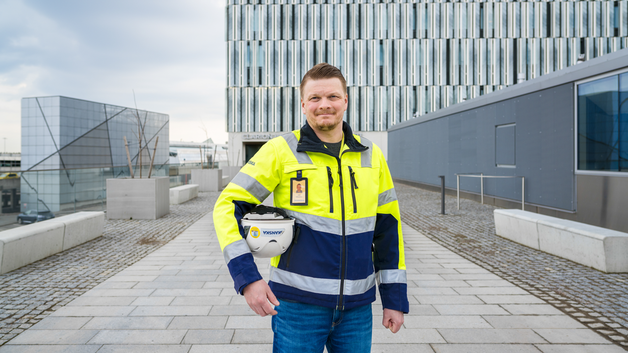 Työmaapäällikkö Jani Clarion Airportin edessä
