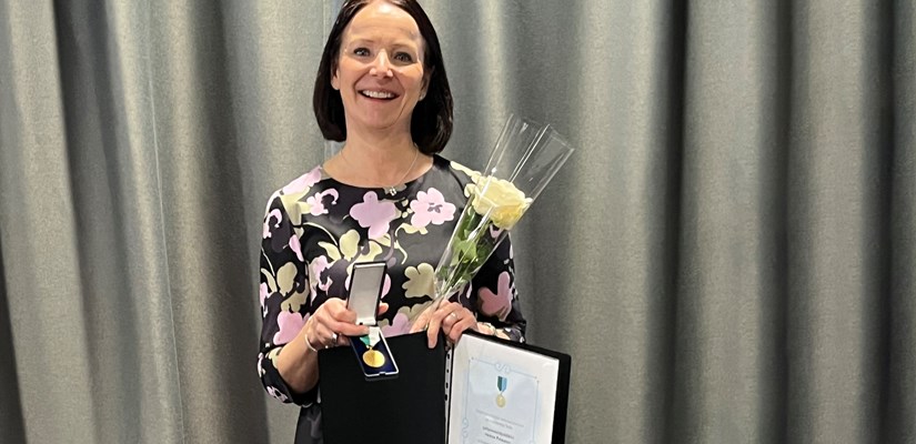 Helena Pekkanen vastaanotti erityisansiomitalin 29.4.2024. Helena Pekkanen vastaanotti erityisansiomitalin 29.4.2024.