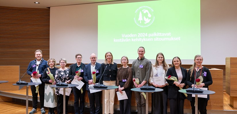 Tila ja tulevaisuus -seminaarissa keskiviikkona 7. toukokuuta palkittiin parhaat vapaaehtoiset Kiertotalouden green deal -sopimukset. Kuva: Erika Lindblom, valtioneuvoston kanslia Tila ja tulevaisuus -seminaarissa keskiviikkona 7. toukokuuta palkittiin parhaat vapaaehtoiset Kiertotalouden green deal -sopimukset. Kuva: Erika Lindblom, valtioneuvoston kanslia