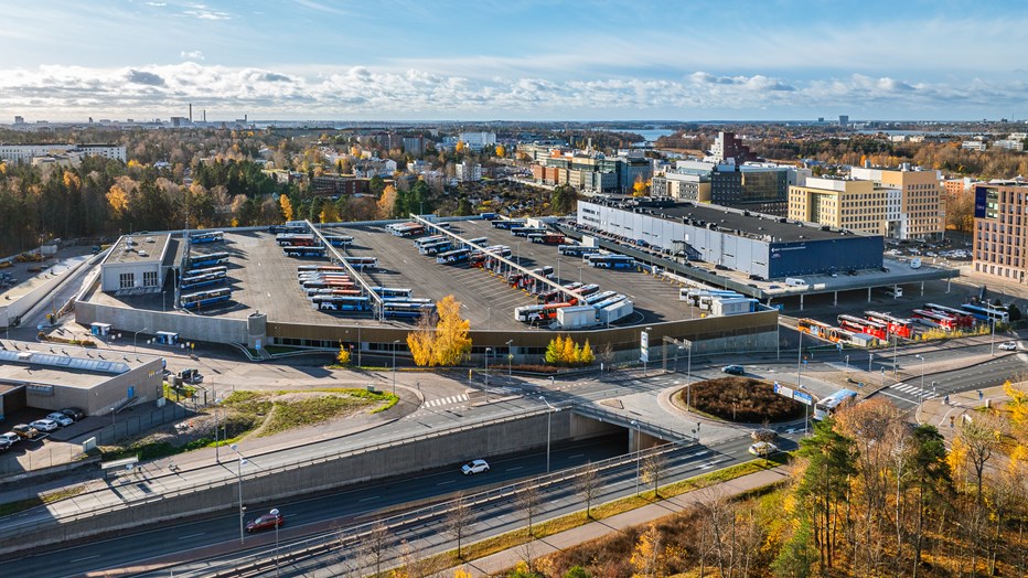 Suomen ensimmäinen yhdistetty raitiovaunu- ja bussivarikko rakennettiin aiemmin Ruskeasuolla sijainneen linja-autovarikon alueelle. Varikko kuvattuna dronella, katolla busseja.