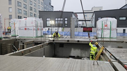 Ontelolaatan asennusta työmaalla.