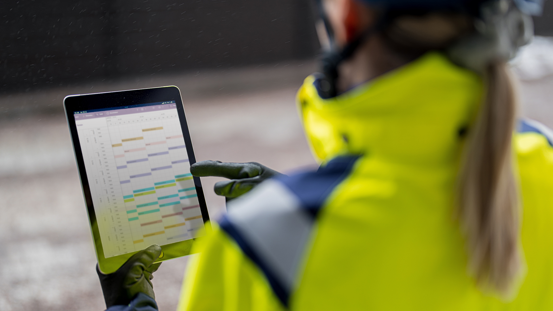 Työntekijä katsoo digilaitteelta tietoja.