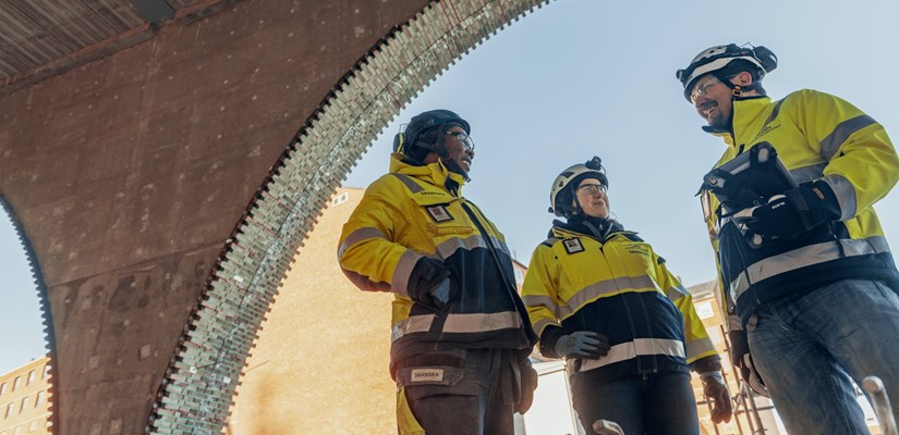 Merkittävä osa kesätyöntekijöistä on mukana korkeakouluopiskelijoille suunnatussa Skanska Oppiva -harjoitteluohjelmassa. Merkittävä osa kesätyöntekijöistä on mukana korkeakouluopiskelijoille suunnatussa Skanska Oppiva -harjoitteluohjelmassa.