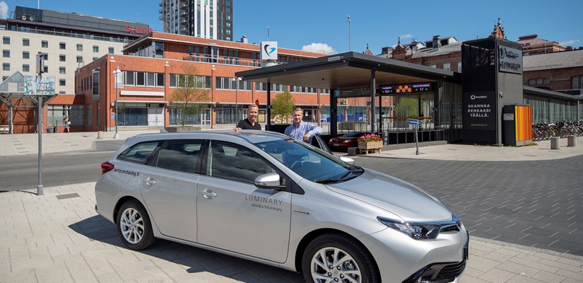 Luminaryn ensimmäisen yhteiskäyttöauton kanssa poseeraavat Skanskan Harri Hokkanen ja Hertzin Sauli Toiva.