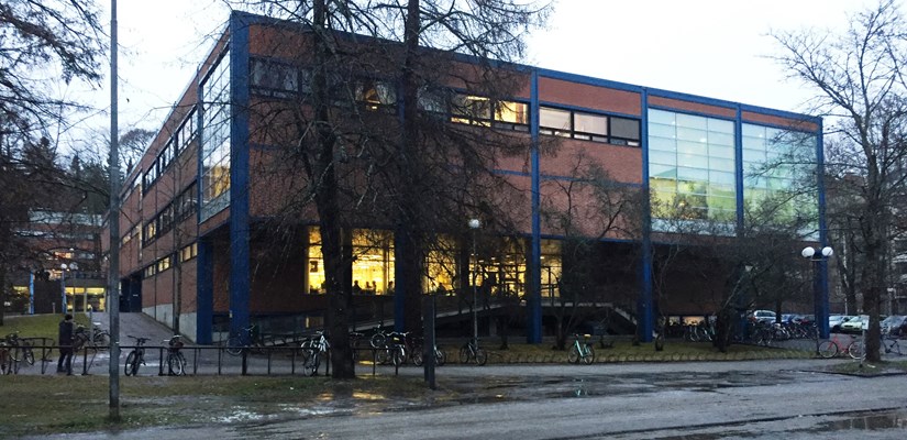 Jyväskylän yliopiston kirjasto on arkkitehti Arto Sipisen suunnittelema.