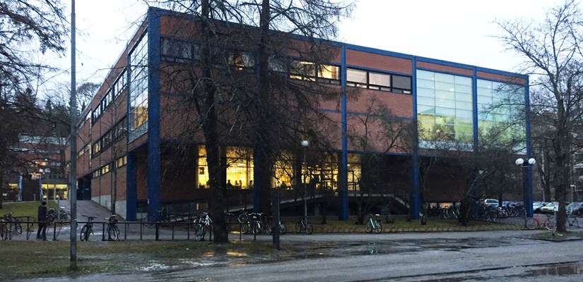 Jyväskylän yliopiston kirjasto on arkkitehti Arto Sipisen suunnittelema. Jyväskylän yliopiston kirjasto on arkkitehti Arto Sipisen suunnittelema.
