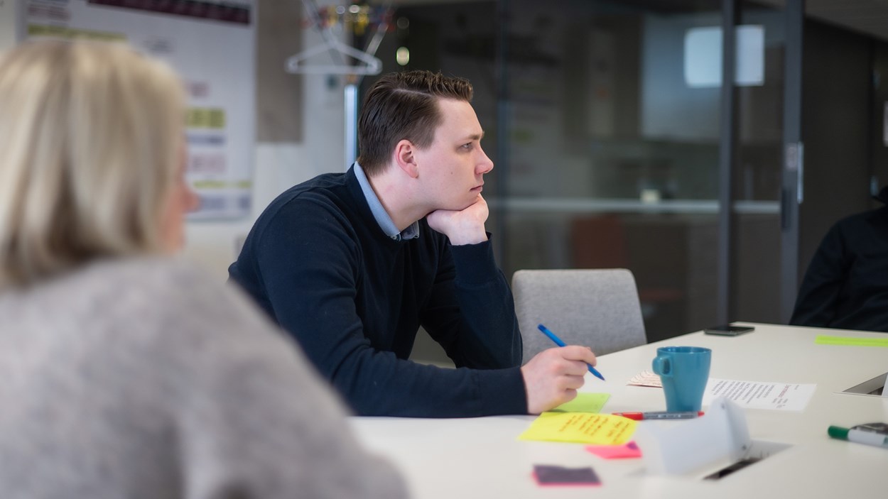 Projekti-insinöörimme Severi istuu työpajassa.