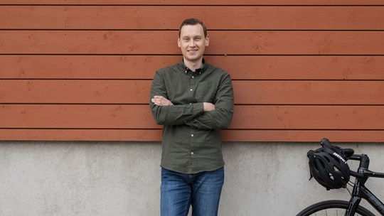 Rickhard seisoo talon edessä pyöränsä kanssa.
