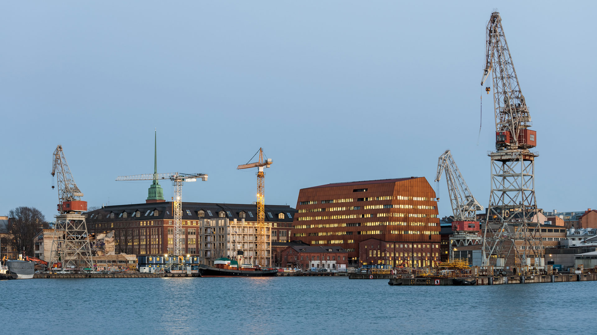 Telakkarannan arkkitehtuurissa yhdistyy uutta ja vanhaa. Telakkarantaan jäävät vanhimmat kulttuurihistoriallisesti merkittävät rakennukset, jotka ovat säilyneet 1900-luvun taitteesta. Historian havinaa tuovat myös rannassa pysyvät vanhat nosturit lisäten alueen teollista sävyä.