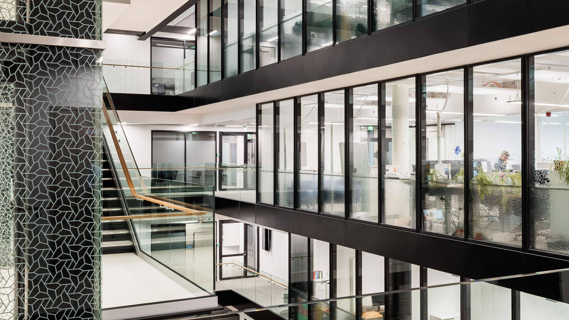 Asymmetristä viisikulmioista kuviota on varioitu eri puolilla rakennusten ulko- ja sisätiloja. Tätä kuviota on esillä esimerkiksi maisemahissien ja lasiseinätoimistojen seinissä.