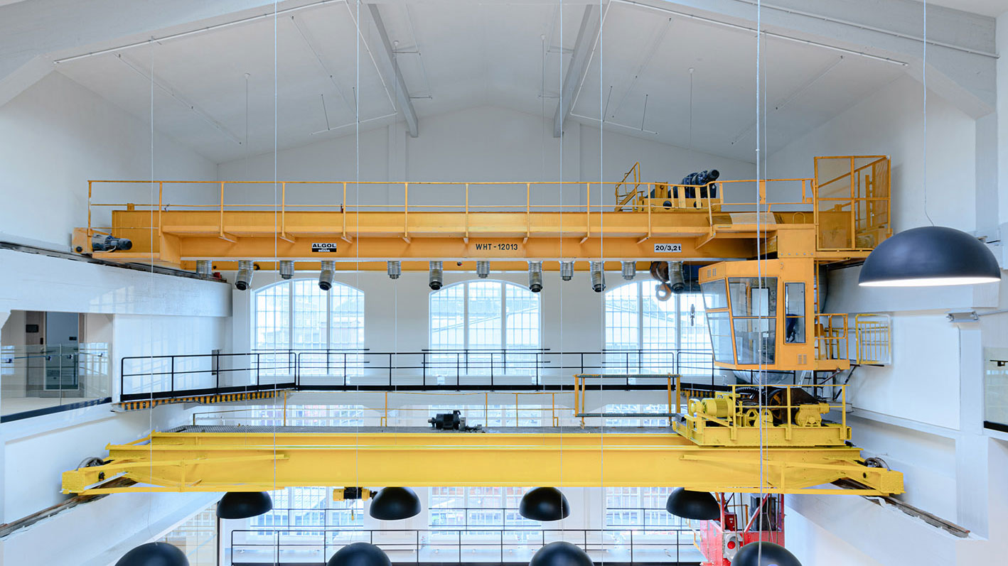 Konepajahallin vanhat, suojellut keltaiset nostimet jätettiin esille konferenssirakennukseen. 