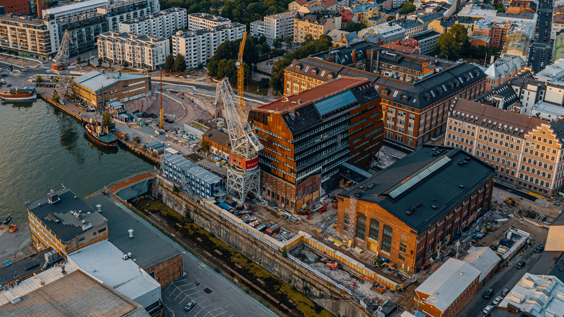 Kuvassa konferenssikeskus ja toimistorakennus rakentamisen ajalta. 