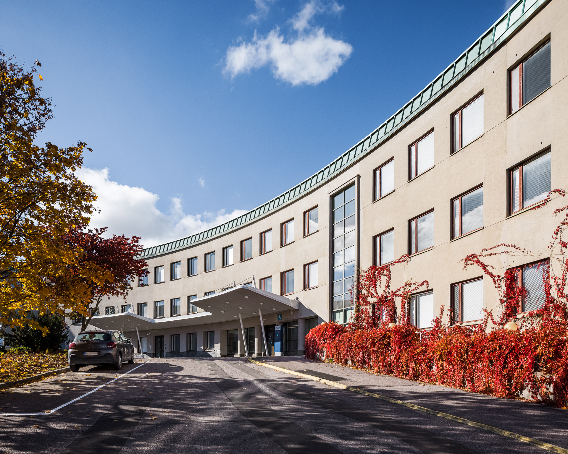 Helsingin Meilahdessa sijaitseva Puistosairaalan rakennus on kaarevan muotoinen.