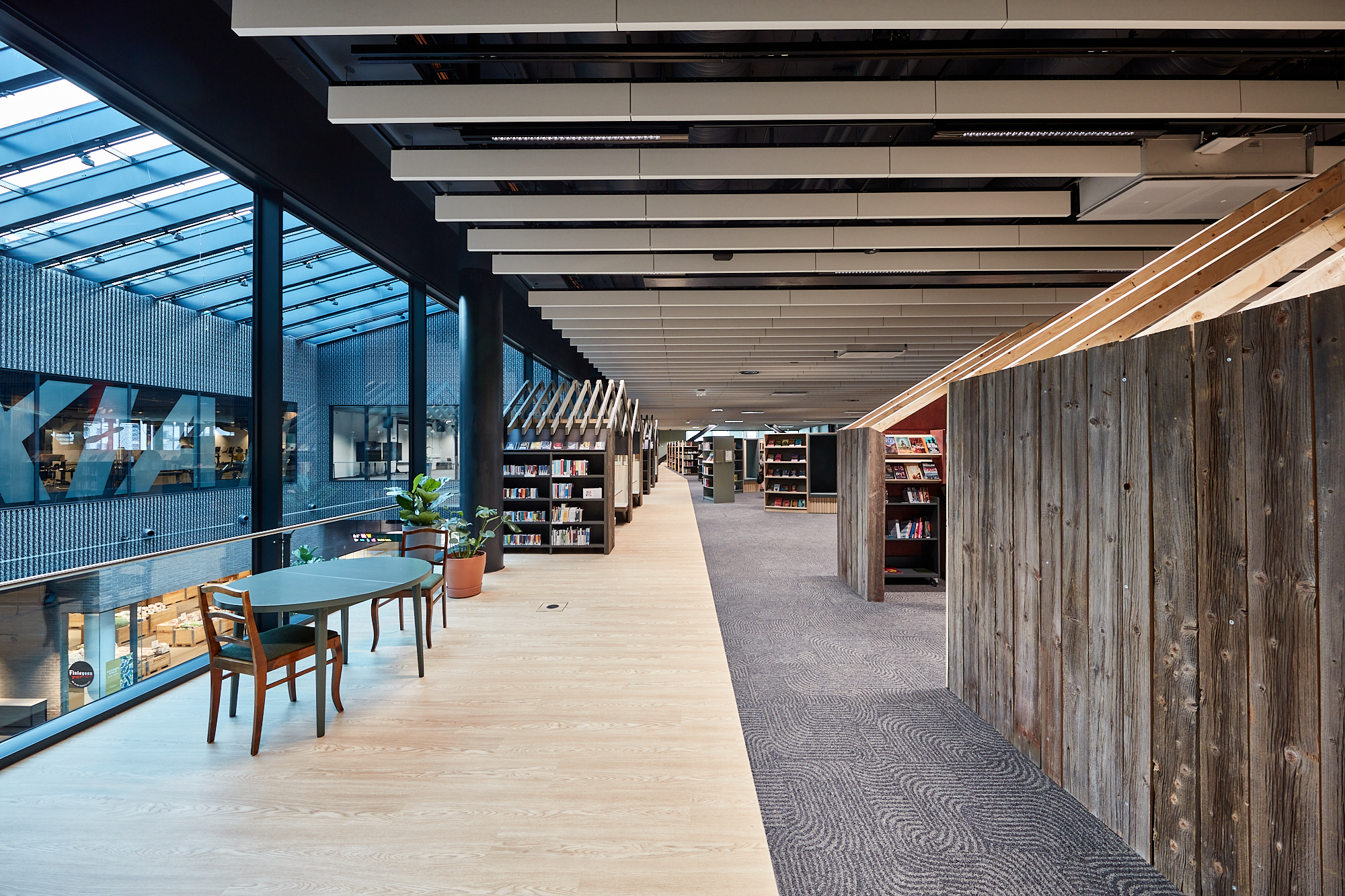 Aluekirjasto kaupunkikeskus Lippulaivassa.