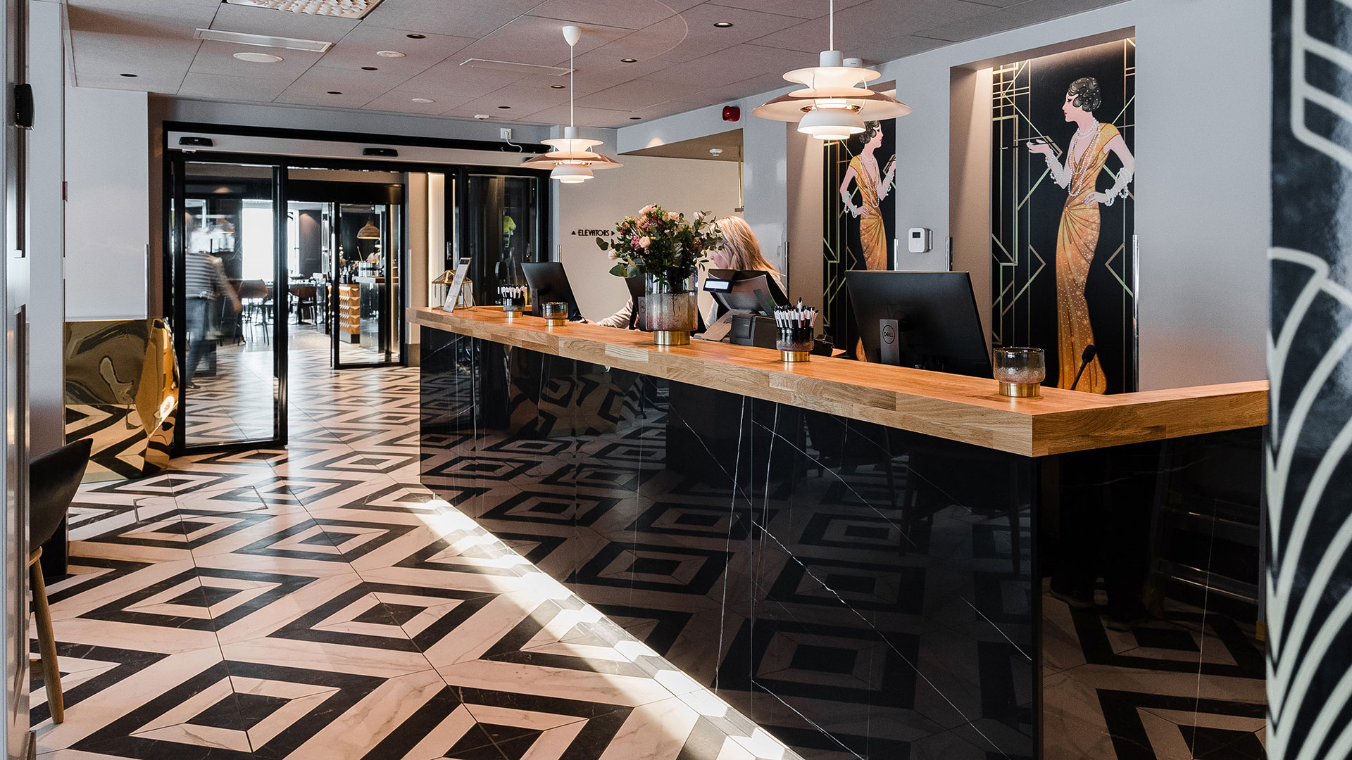 Hotellin vastaanotto siirrettiin Eerikinkadun puolelta Humalistonkadulle.