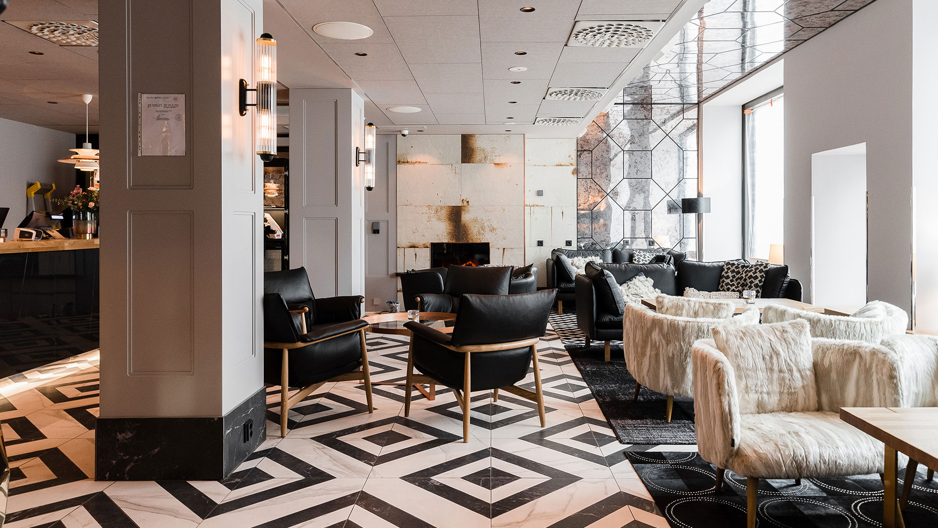 Vastaanoton ja sisäänkäyntiaulan vieressä sijaitsee mukava oleskelualue.