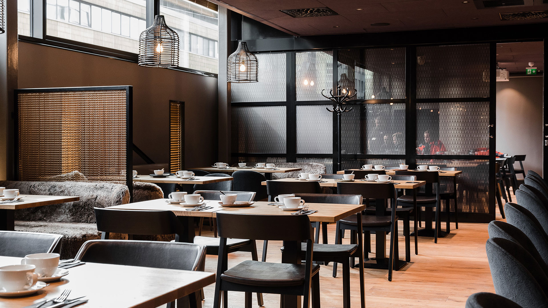 Aamiaisravintola sijaitsee toisessa kerroksessa.