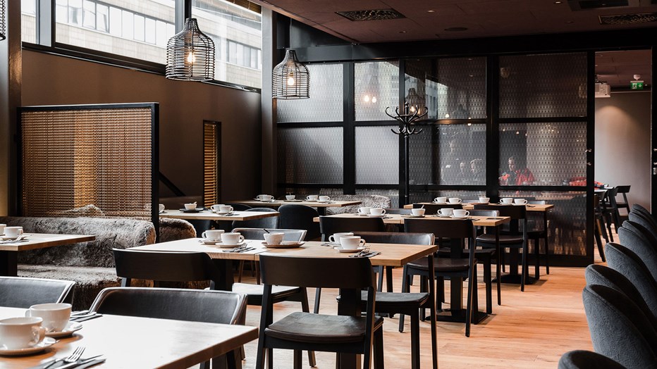 Aamiaisravintola sijaitsee toisessa kerroksessa. Aamiaisravintola sijaitsee toisessa kerroksessa.