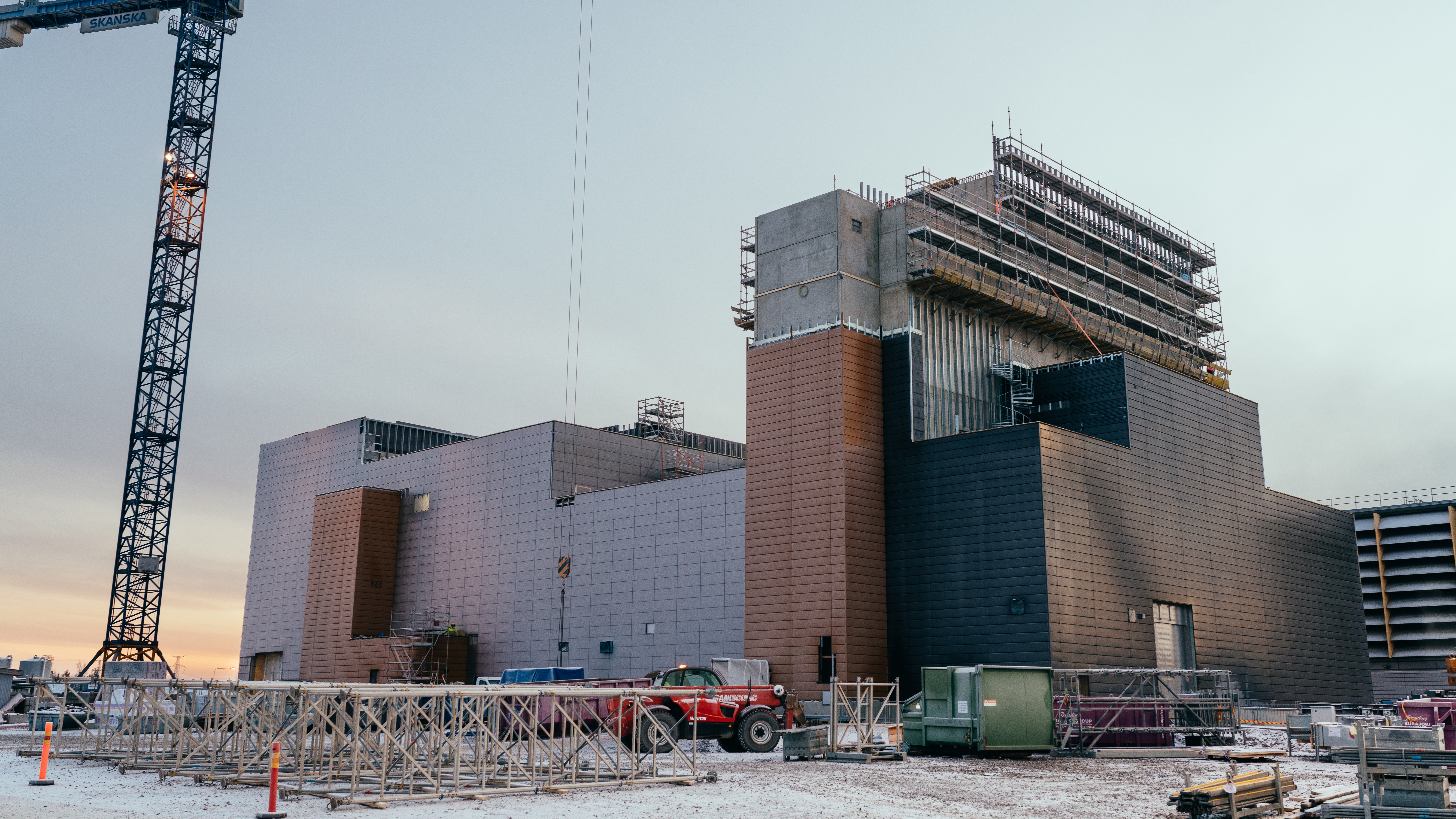 Olkiluodon kapselointilaitos on kansainvälisesti merkittävä hanke ja maailman ensimmäinen peruskallioon rakennettavia ydinjätteen turvallisia loppusijoitusratkaisuja. Lähde: Posiva